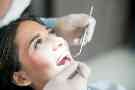 Gothaer Ratgeber Zahnprophylaxe: Eine Frau ist beim Zahnarzt und wird untersucht. 