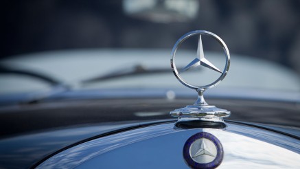 Gothaer Oldtimerversicherung: Mercedes-Stern an einem Classic-Fahrzeug.