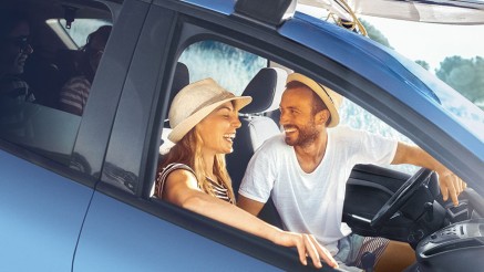 Gothaer Autoversicherung: Paar fährt im Auto.