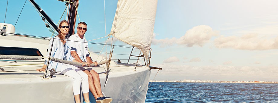 Gothaer Wassersportversicherung: Paar auf seiner Yacht liebt den Wassersport.