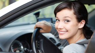 Ratgeber Auto: Junge Frau im Auto